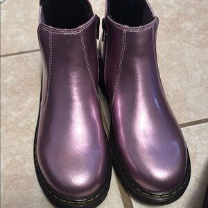 Dr. Martens Kids Boots in Metallic Pink